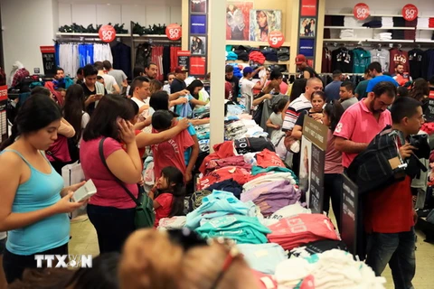 Người dân mua sắm hàng hóa trong ngày Black Friday tại Los Angeles, Mỹ. (Nguồn: THX/TTXVN)