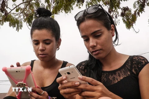 Người dân Cuba sử dụng mạng Wifi trên điện thoại di động ở Ciego de Avila, Cuba. (Nguồn: AFP/TTXVN)