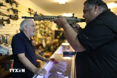 Người dân Mỹ chọn mua súng tại cửa hàng K&W ở Delray Beach, Florida. (Nguồn: AFP/TTXVN)