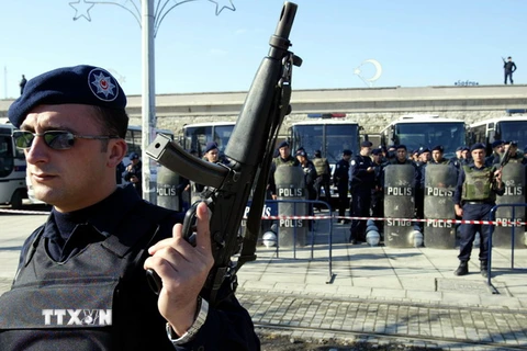 Cảnh sát Thổ Nhĩ Kỳ gác tại Quảng trường Taksim. (Nguồn: AFP/TTXVN)
