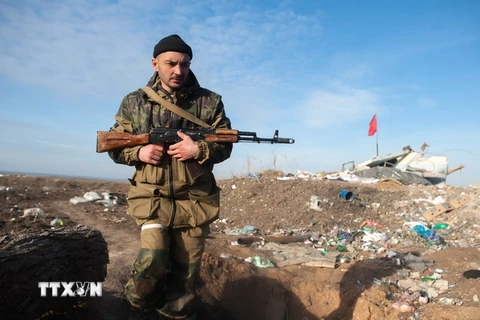 Tay súng ly khai miền đông Ukraine làm nhiệm vụ tại làng Frunze thuộc vùng Lugansk. (Nguồn: AFP/TTXVN)