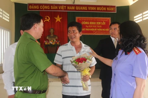 Anh Đặng Ngọc Thanh (giữa) tại buổi xin lỗi công khai. (Ảnh: Công Trí/TTXVN)
