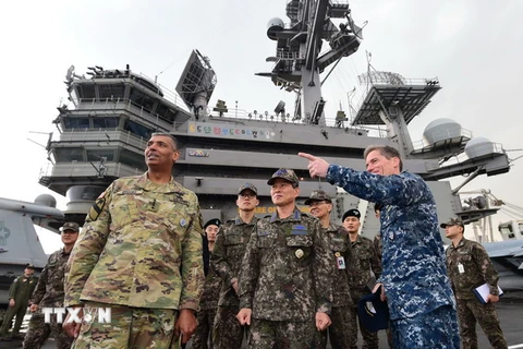 Chủ tịch Hội đồng tham mưu trưởng liên quân Hàn Quốc, Tướng Jeong Kyeong-doo (giữa) trong chuyến thăm tàu sân bay USS Ronald Reagan tại cảng Busan, Hàn Quốc. (Nguồn: YONHAP/TTXVN)