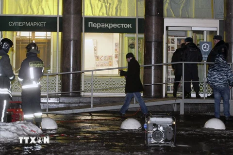 Cảnh sát và lực lượng cứu hộ làm nhiệm vụ tại hiện trường vụ nổ ở St.Petersburg. (Nguồn: AP/TTXVN)