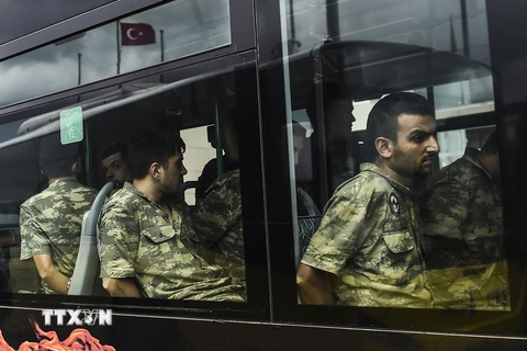 Các nghi can trong vụ đảo chính trên xe buýt đến tòa án ở Istanbul. (Nguồn: AFP/TTXVN)