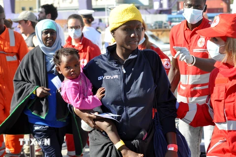 Người di cư tới Palermo, Sicily, Italy sau khi được cứu trên biển. (Nguồn: AFP/TTXVN)