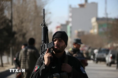 Lực lượng an ninh Afghanistan gác tại hiện trường một vụ tấn công do IS thực hiện. (Nguồn: THX/TTXVN)