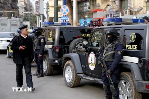 Cảnh sát Ai Cập tăng cường an ninh tại Cairo. (Nguồn: AFP/TTXVN)