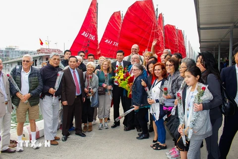 Những vị khách quốc tế đầu tiên xông vịnh Hạ Long năm 2018. (Ảnh: Trung Nguyên/TTXVN)