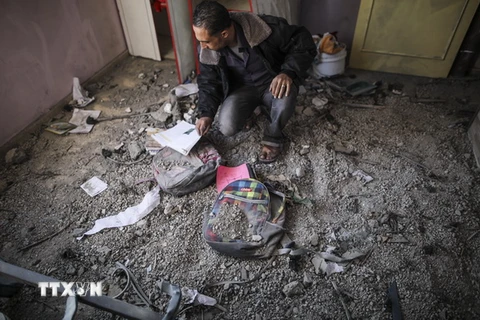 Một căn nhà bị phá hủy sau một vụ oanh tạc của máy bay Israel ở thị trấn Bei Lahia, Dải Gaza. (Nguồn: THX/TTXVN)