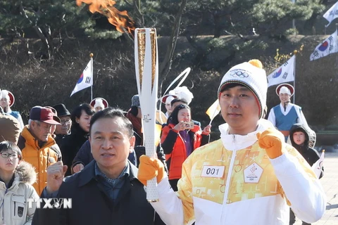 Rước ngọn đuốc Thế vận hội Mùa đông PyeongChang 2018 qua thành phố Cheonan, Hàn Quốc. (Nguồn: YONHAP/TTXVN)