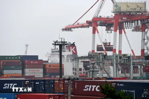 Xếp dỡ hàng hóa tại cảng Tokyo, Nhật Bản. (Nguồn: AFP/TTXVN)