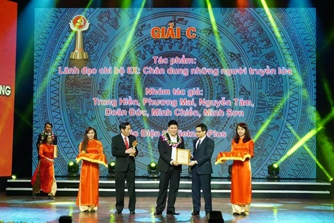 Đại diện nhóm tác giả VietnamPlus nhận giải C Giải Búa Liềm Vàng lần thứ nhất. (Ảnh Võ Phương/Vietnam+)