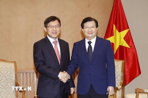 Phó Thủ tướng Trịnh Đình Dũng tiếp ông Shim Won Hwan, Tổng Giám đốc Tổ hợp Samsung Việt Nam. (Ảnh: Văn Điệp/TTXVN)