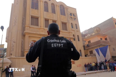 Cảnh sát gác tại một nhà thờ ở Cairo, Ai Cập. (Nguồn: THX/TTXVN)