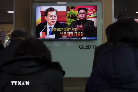 Người dân Hàn Quốc theo dõi tin tức trên truyền hình về quan hệ liên Triều tại một nhà ga ở Seoul. (Nguồn: THX/TTXVN)
