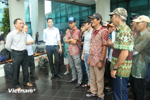 Các cán bộ Đại sứ quán Việt Nam tại Indonesia nói chuyện với ngư dân tại sân bay. (Ảnh: Đỗ Quyên/Vietnam+)