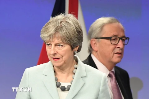 Thủ tướng Anh Theresa May (trái) và Chủ tịch Ủy ban châu Âu Jean-Claude Juncker trong một cuộc gặp tại Brussels (Bỉ). (Nguồn: AFP/TTXVN)