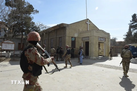 Lực lượng an ninh Pakistan làm nhiệm vụ tại hiện trường một vụ đánh bom liều chết ở Quetta. (Nguồn: AFP/TTXVN)