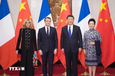 Chủ tịch Trung Quốc Tập Cận Bình (thứ 2, phải) cùng phu nhân (phải) và Tổng thống Pháp Emmanuel Macron (thứ 2, trái) cùng phu nhân chụp ảnh chung tại Bắc Kinh. (Nguồn: THX/TTXVN)