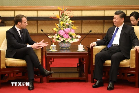Chủ tịch Tập Cận Bình Trung Quốc (phải) và Tổng thống Pháp Emmanuel Macron tại cuộc gặp ở Bắc Kinh, Trung Quốc. (Nguồn: AFP/TTXVN)
