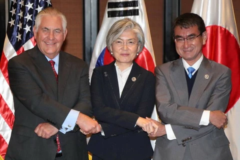 (Từ trái sang) Ngoại trưởng Mỹ Rex Tillerson, Ngoại trưởng Hàn Quốc Kang Kyung-wha (giữa) và Ngoại trưởng Nhật Taro Kono. (Nguồn: AFP)
