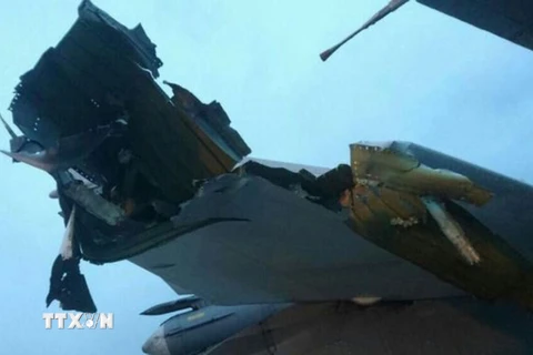 Một máy bay bị hư hỏng sau vụ tấn công của phiến quân nhằm vào căn cứ không quân Hmeimim. (Nguồn: AFP/TTXVN)