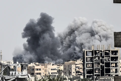 Khói bốc lên sau một cuộc không kích ở Raqqa, Syria. (Nguồn: AFP/TTXVN)