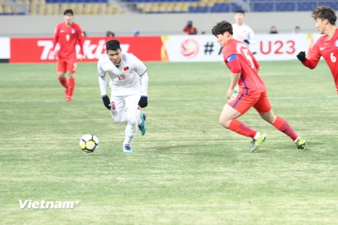 Một pha tranh bóng giữa cầu thủ U23 Việt Nam và U23 Hàn Quốc. (Ảnh: Hoàng Linh/Vietnam+)