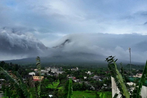 Núi lửa Mayon bắt đầu phun tro bụi. (Nguồn: inquirer.net)