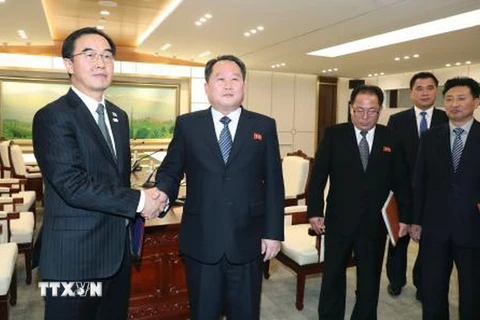 Trưởng đoàn đàm phán Hàn Quốc Cho Myoung Gyon (trái) và Trưởng đoàn đàm phán Triều Tiên Ri Son Gwon (thứ 2, trái) sau khi ra tuyên bố chung trong cuộc đàm phán liên Triều tại làng đình chiến Panmunjeom ngày 9/1. (Nguồn: Kyodo/TTXVN)