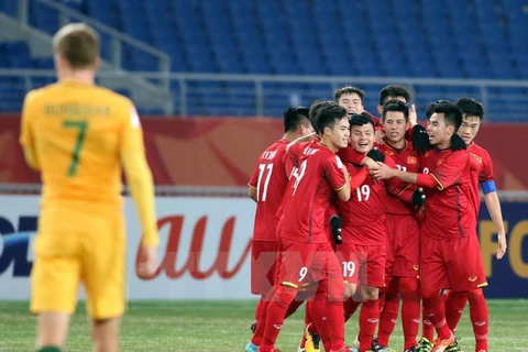 Các cầu thủ chúc mừng bàn thắng của Quang Hải. (Ảnh: Hoàng Linh/TTXVN phát)