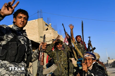 Lực lượng dân chủ Syria (SDF) sau khi giành được trung tâm thành phố Raqqa từ IS. (Nguồn: AFP/TTXVN)