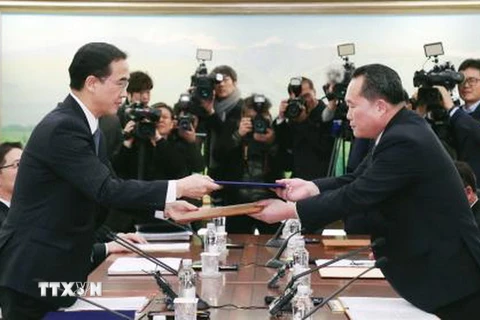 Trưởng đoàn đàm phán Hàn Quốc Cho Myoung Gyon (trái) và Trưởng đoàn đàm phán Triều Tiên Ri Son Gwon (phải) trao đổi tuyên bố chung trong cuộc đàm phán liên Triều tại làng đình chiến Panmunjeom ngày 9/1. (Nguồn: Kyodo/TTXVN)