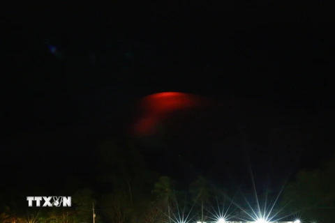 Vệt sáng màu cam tại miệng núi lửa Mayon báo hiệu núi lửa chuẩn bị phun trào. (Nguồn: THX/TTXVN)