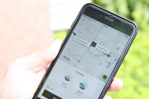 Hành khách gọi xe thông qua ứng dụng phần mềm của Uber. (Ảnh: Doãn Đức/Vietnam+)