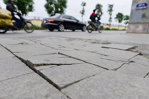 Lát đá vỉa hè ở Hà Nội: Trống đánh xuôi, kèn thổi ngược
