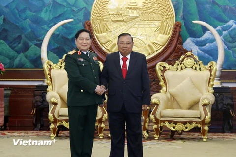 Tổng Bí thư, Chủ tịch nước Lào tiếp Đại tướng Ngô Xuân Lịch. (Ảnh: Phạm Kiên/TTXVN) 