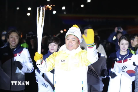 Ông Lee Kee-heung, Chủ tịch Ủy ban Olympic và Thể thao Hàn Quốc tham gia hành trình rước đuốc Olympic mùa Đông Pyeogchang 2018, tại Khu liên họp thể thao Jamsil, Đông Nam Seoul. (Nguồn: Yonhap/TTXVN)