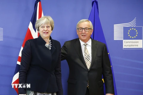 Thủ tướng Anh Theresa May (trái) và Chủ tịch EU Jean-Claude Juncker trong một cuộc gặp tại trụ sở EU ở Brussels (Bỉ). (Nguồn: THX/TTXVN)