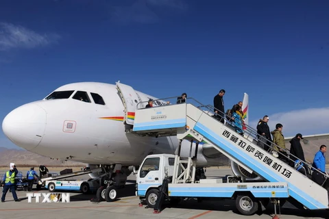 Hành khách xuống máy bay tại sân bay quốc tế Kongga ở Lhasa, Trung Quốc. (Nguồn: THX/TTXVN)