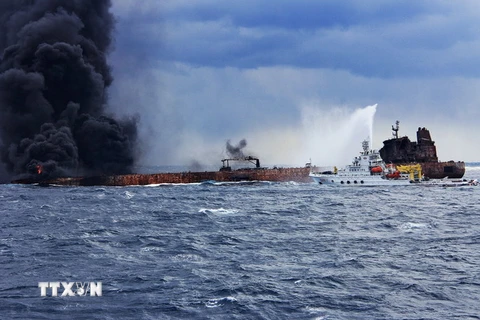 Tàu cứu hộ dập lửa cháy trên tàu chở dầu Sanchi ở ngoài khơi thành phố Thượng Hải. (Nguồn: THX/TTXVN)