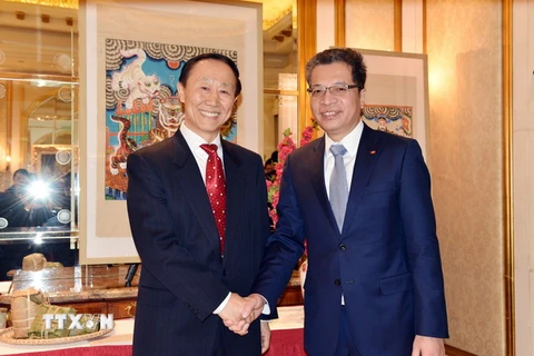 Đại sứ Việt Nam tại Trung Quốc Đặng Minh Khôi và Phó Chủ tịch Chính Hiệp toàn quốc Trung Quốc Vương Gia Thụy. (Ảnh: Lương Tuấn/TTXVN)
