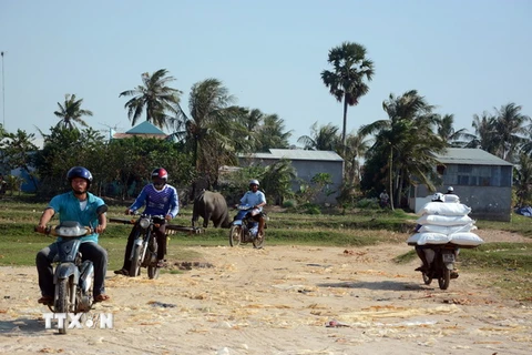 Người dân tỉnh Kiên Giang và Campuchia đi lại qua tuyến biên giới Hà Tiên. (Ảnh: Lê Sen/TTXVN)