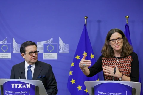 Bộ trưởng Kinh tế Mexico Ildefonso Guajardo (trái) và Cao ủy Thương mại EU Cecilia Malmstrom tại buổi họp báo sau cuộc họp về quan hệ thương mại EU-Mexico ở Brussels, Bỉ ngày 21/12/2017. (Nguồn: AFP/TTXVN)