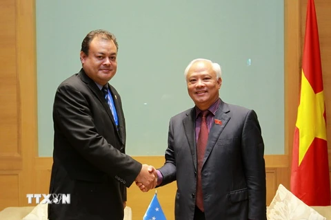 Phó Chủ tịch Quốc hội Uông Chu Lưu tiếp Phó Chủ tịch Quốc hội Micronesia Esmond B. Moses. (Ảnh: An Đăng/TTXVN)