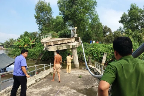 Tiền Giang: Sà lan chở cát đâm gãy hai trụ cầu Long Hòa B 