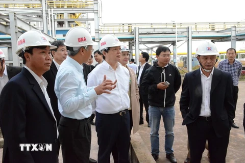 Bộ trưởng Trần Hồng Hà kiểm tra hệ thống nước xả thải của Nhà máy Alumin Nhân Cơ. (Ảnh: Ngọc Minh/TTXVN)