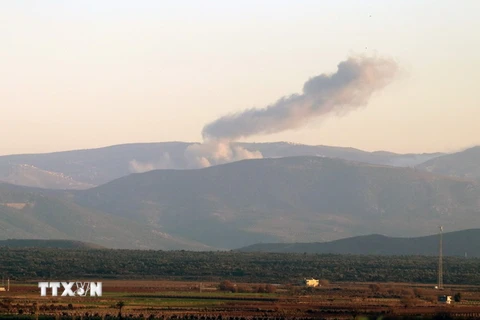 Khói bốc lên tại vùng Afrin của Syria nhìn từ tỉnh biên giới Hatay giữa Thổ Nhĩ Kỳ-Syria ngày 20/1. (Nguồn: THX/TTXVN)