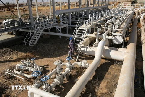 Nhân viên Iraq kiểm tra đường ống dẫn dầu ở giếng dầu Bai Hassan, phía tây thành phố Kirkuk. (Nguồn: AFP/TTXVN)